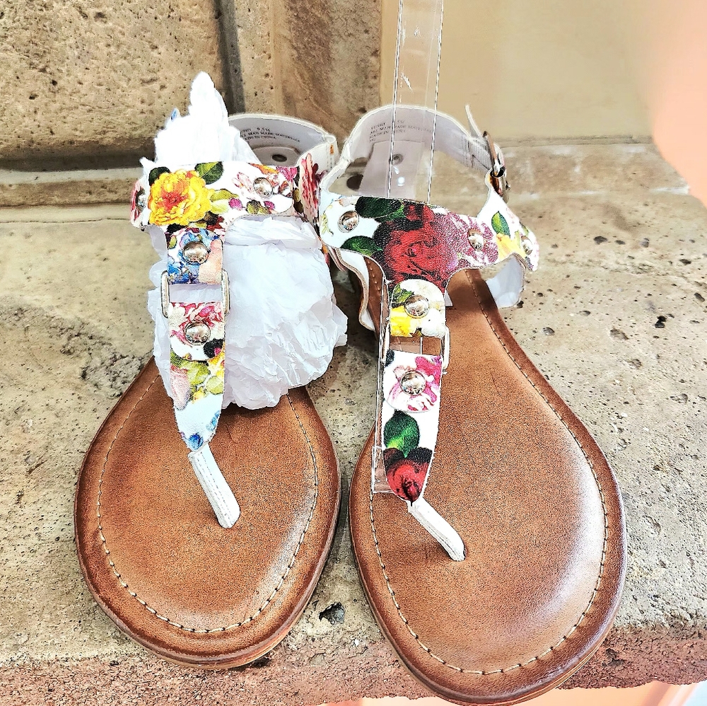 NWOB Madden Girl Sushi Thong Sandals Size 9.5